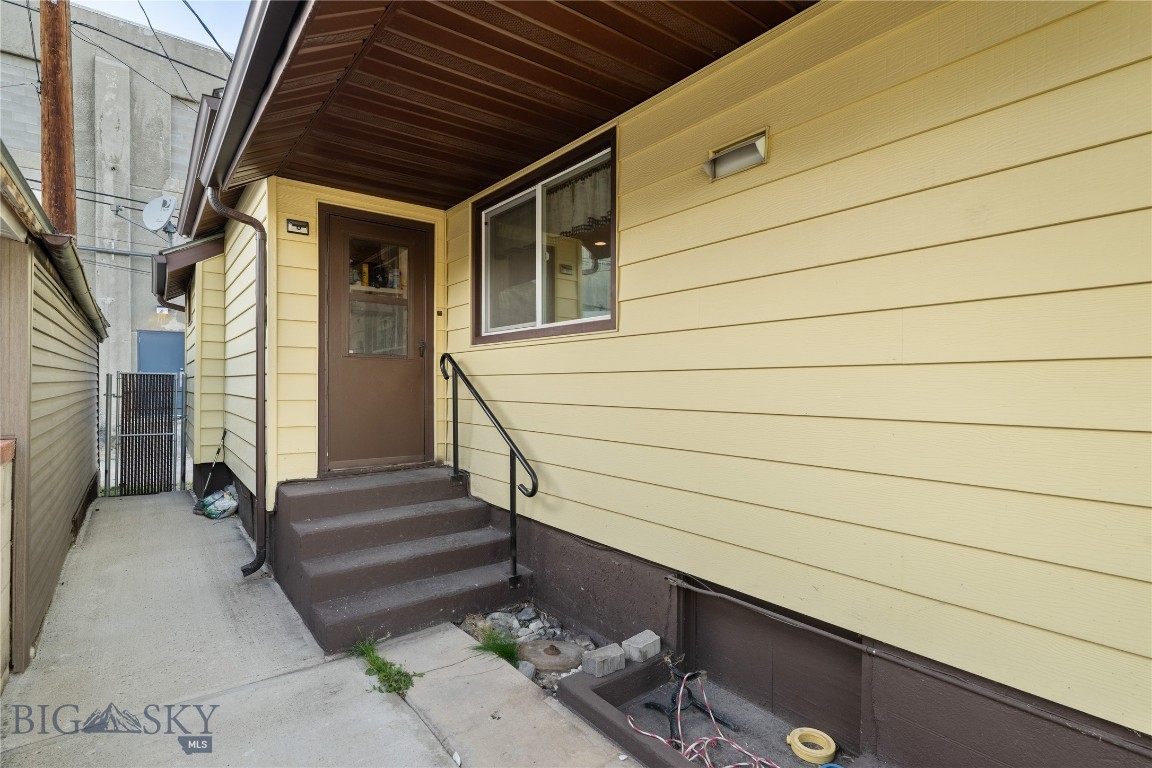 109 W 6th Property Photo 43