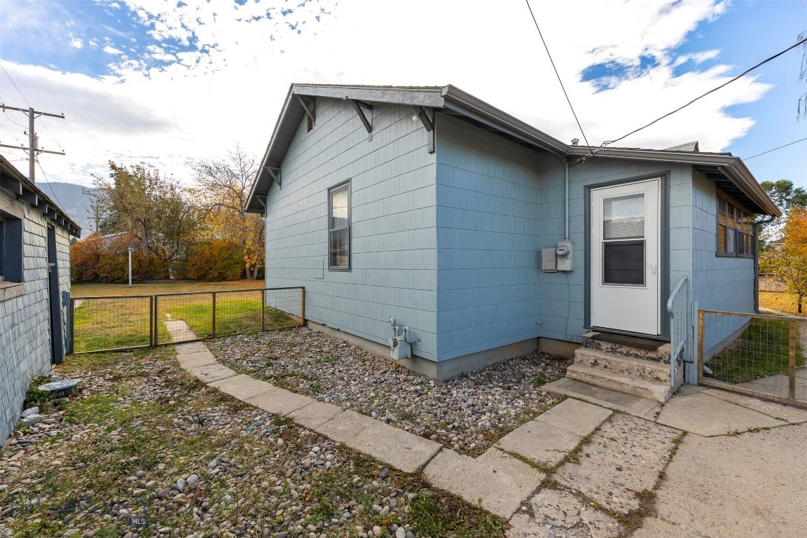 2307 Locust Property Photo 8