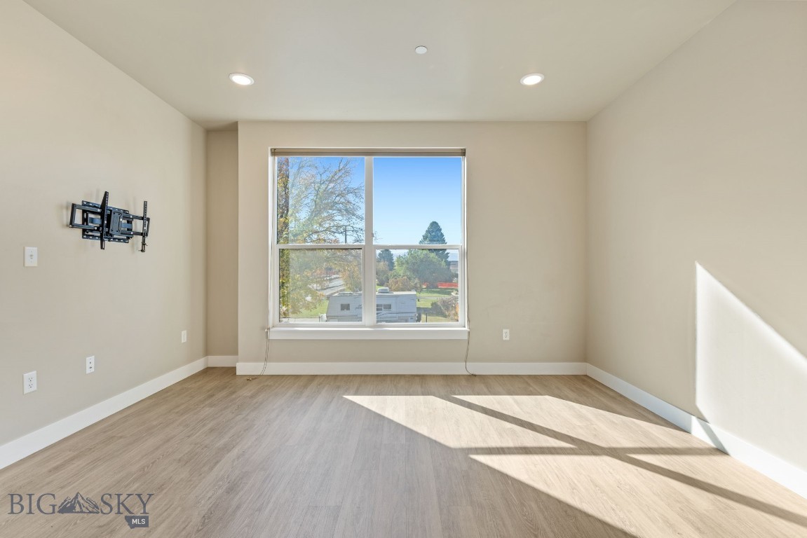 1295 Thomas Drive 204 Property Photo 20