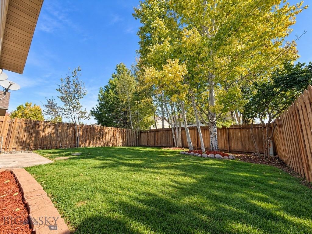 852 Forestglen B Property Photo 3
