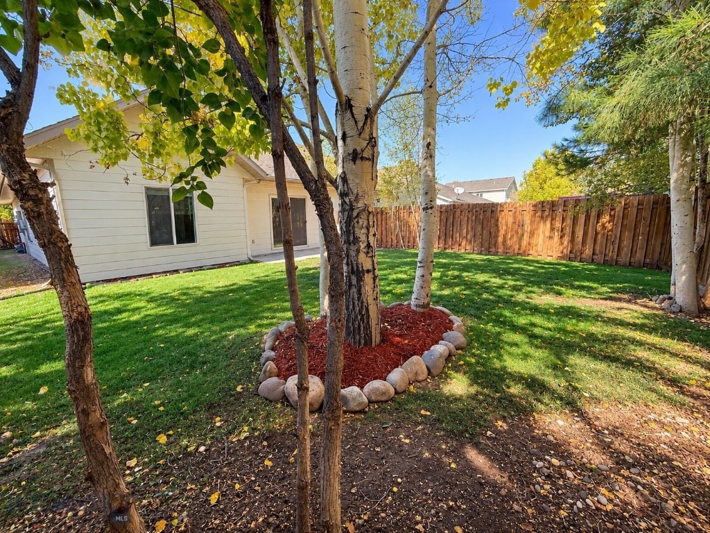 852 Forestglen B Property Photo 4