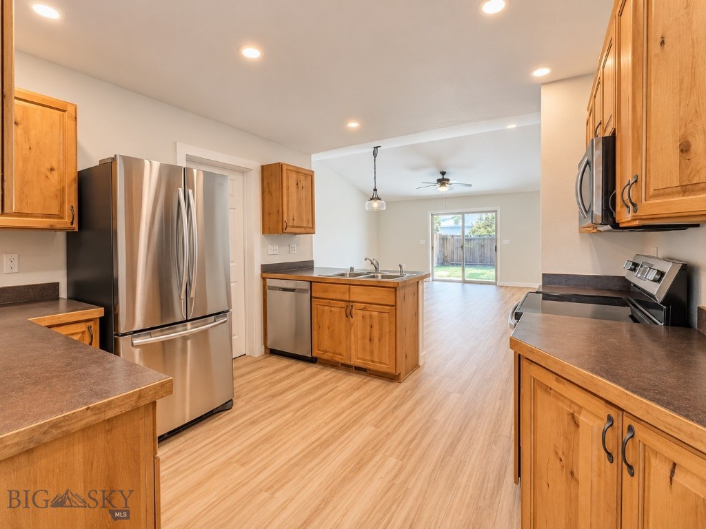 852 Forestglen B Property Photo 5