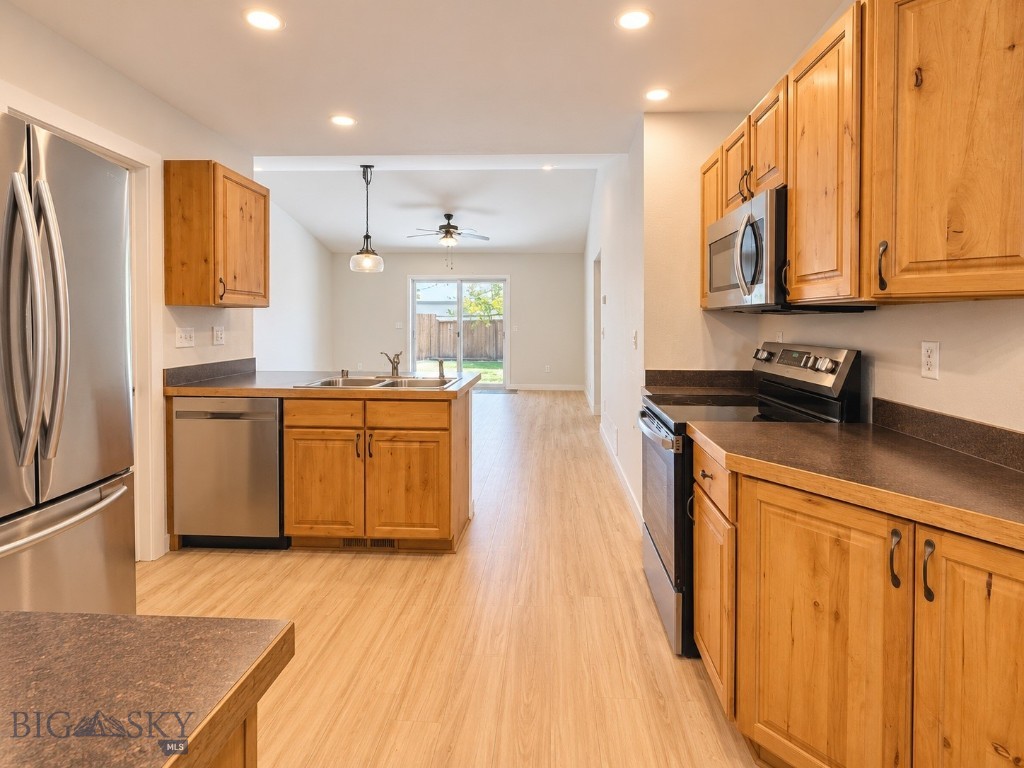 852 Forestglen B Property Photo 6