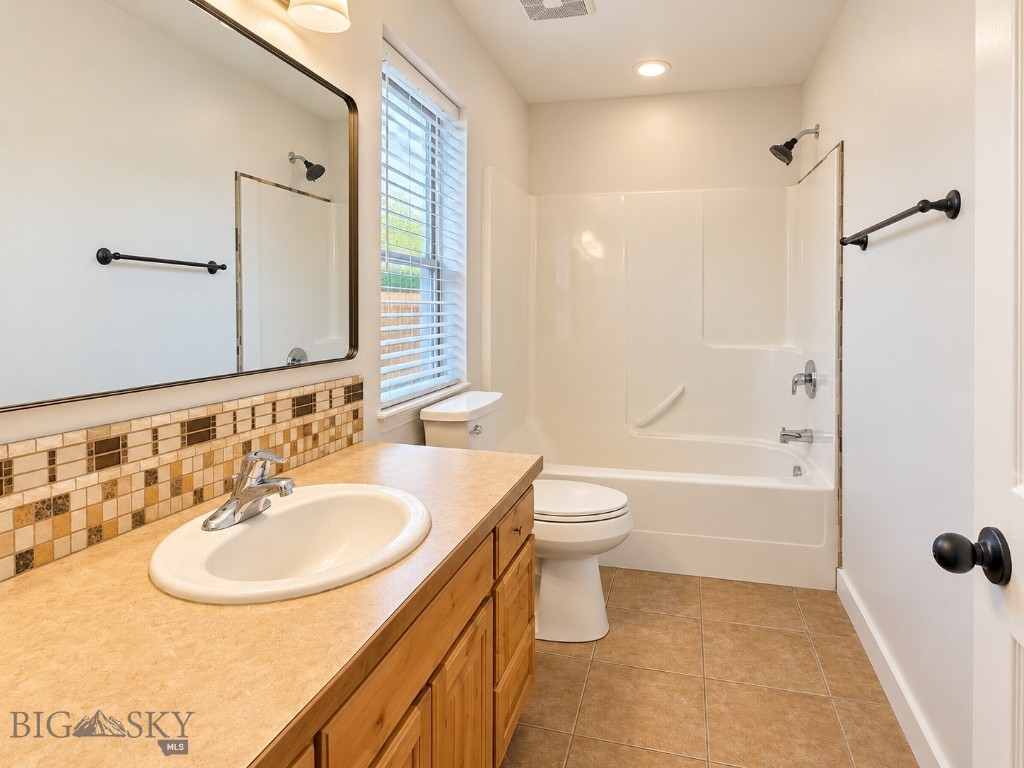 852 Forestglen B Property Photo 11