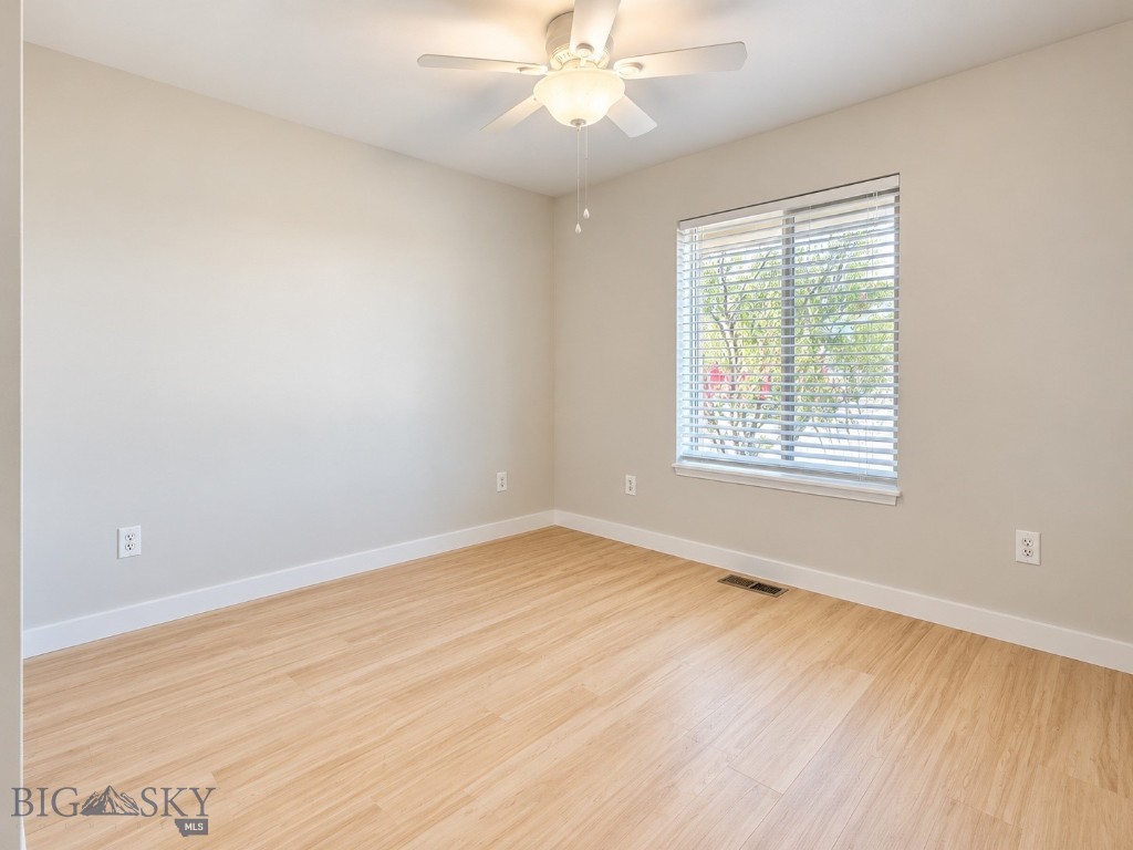 852 Forestglen B Property Photo 13