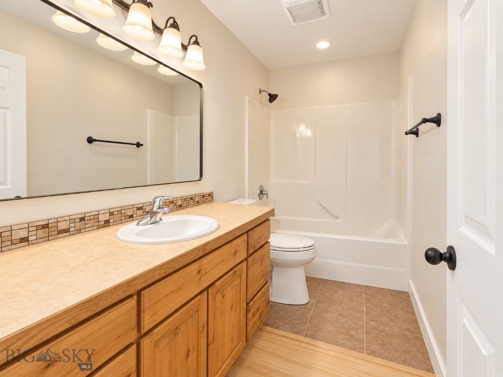 852 Forestglen B Property Photo 16