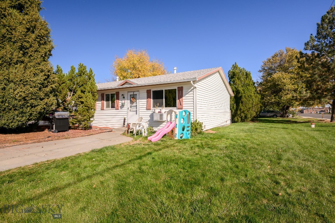 3 33rd Street W Property Photo 2