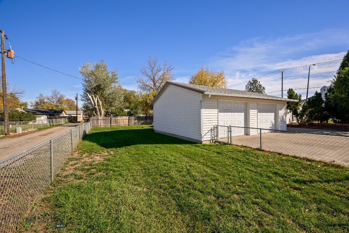3 33rd Street W Property Photo 16