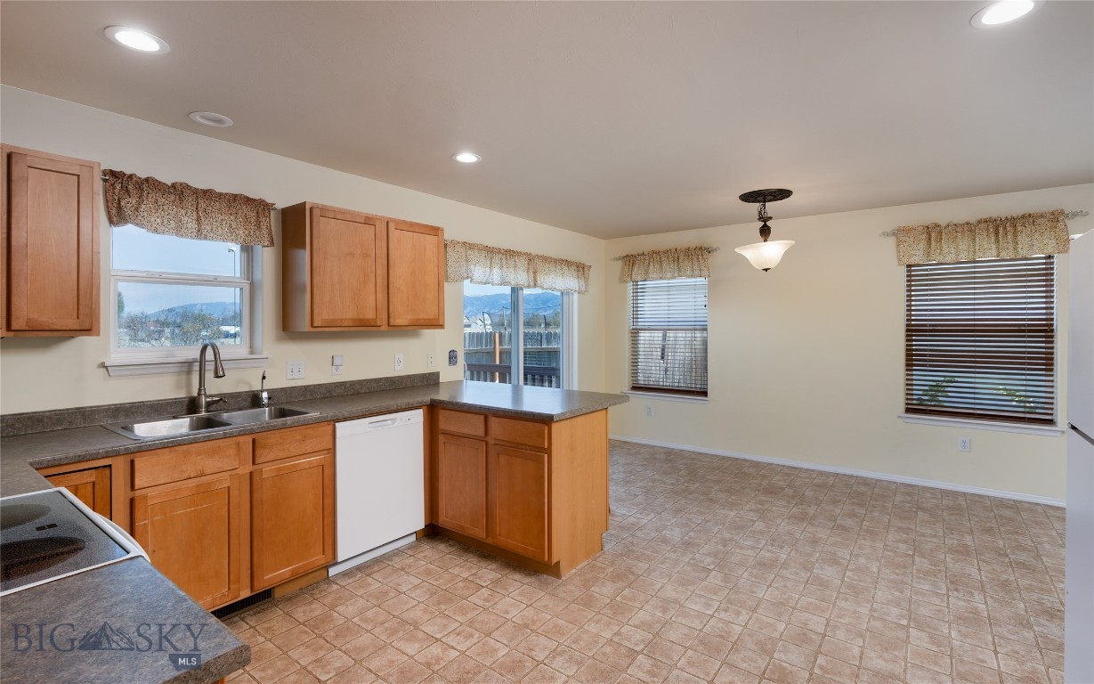 821 N River Rock Property Photo 9