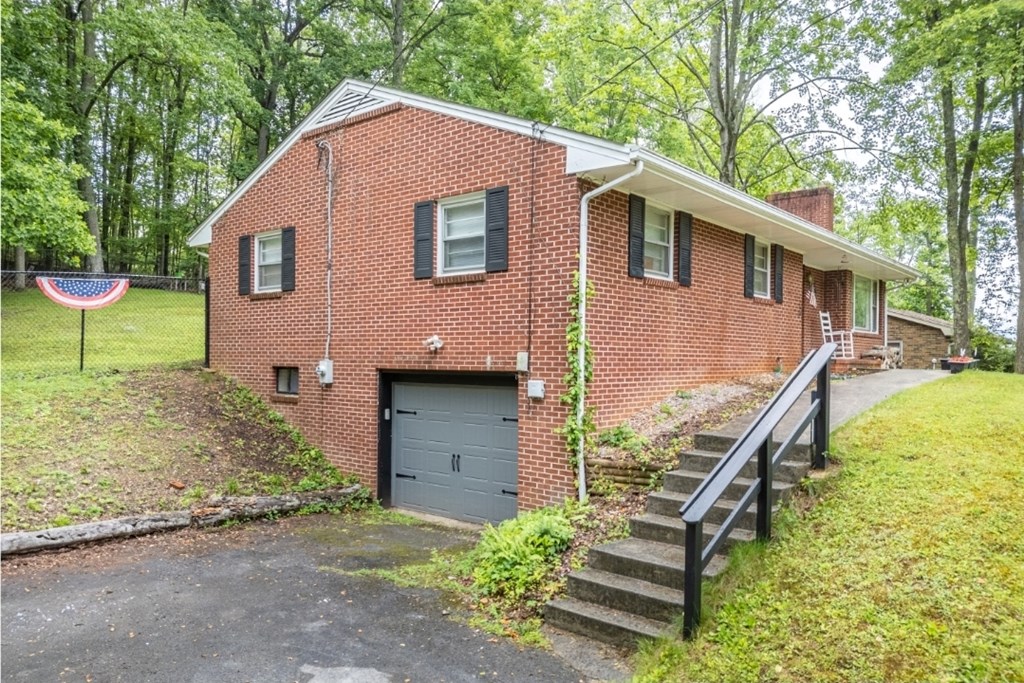 809 Hickory Lane Property Photo 7