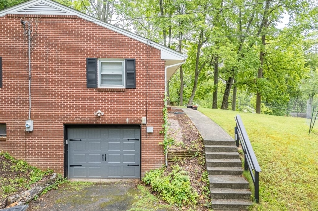 809 Hickory Lane Property Photo 8