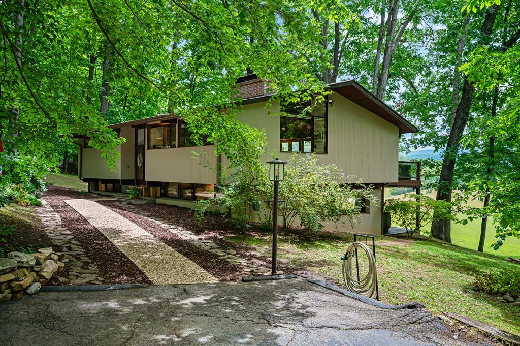 556 Sherwood Drive Property Photo 1