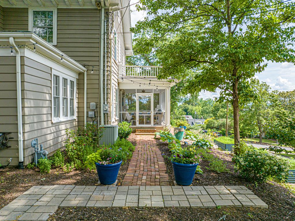 531 Lawrence Avenue Property Photo 16