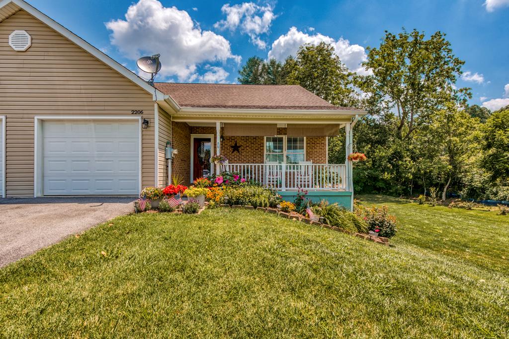 2206 Valley Dr Property Photo