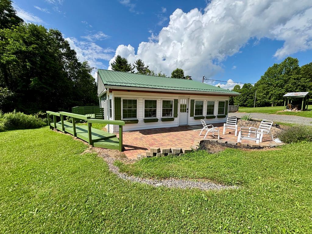 3287 Groundhog Mountain Road Property Photo 1