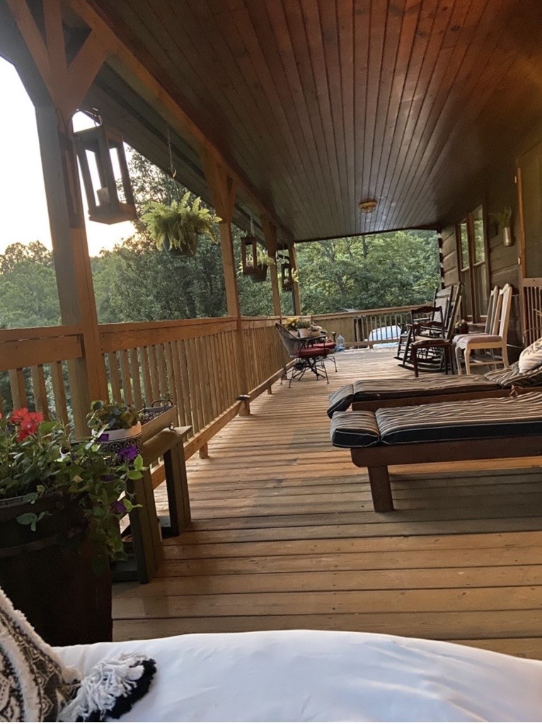 227 Hunters Path Property Photo 3