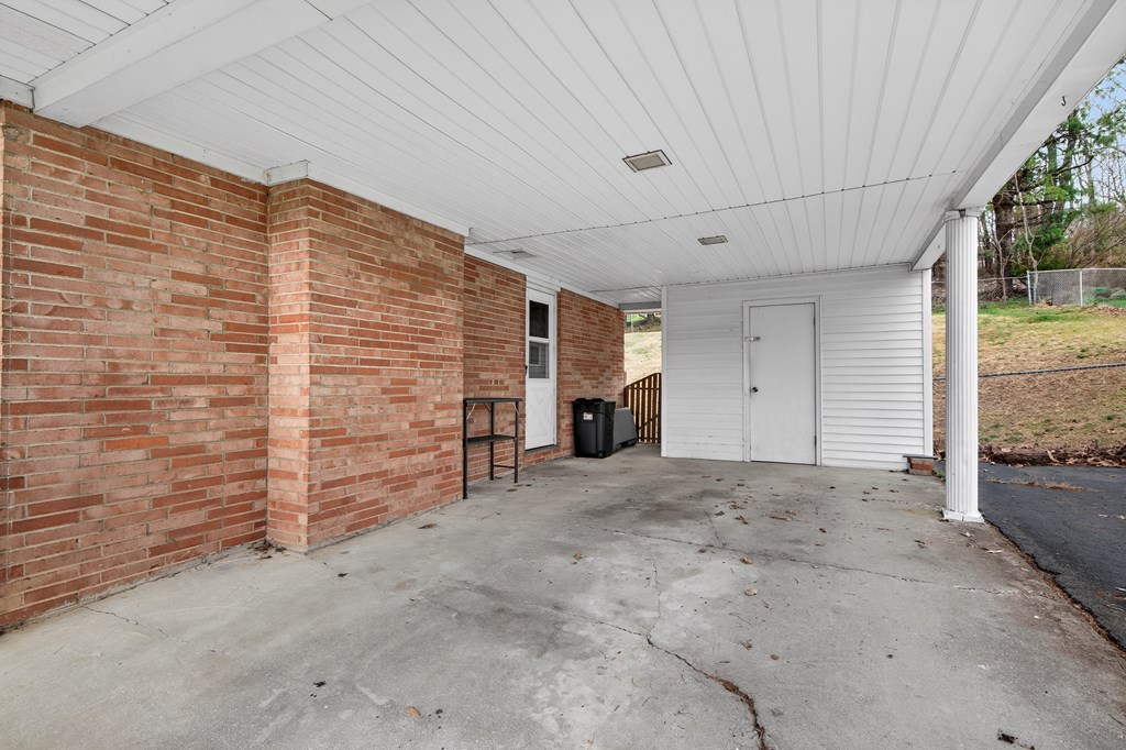 583 Fowler St Property Photo 5