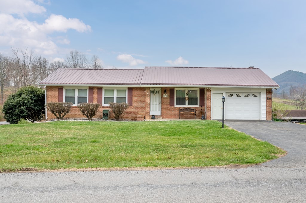 2516 Pinewood Dr Property Photo 2