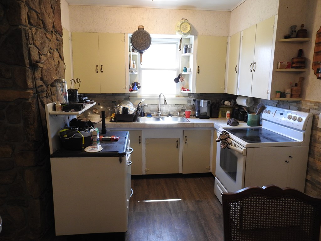 984 Cloverdale Lane Property Photo 22