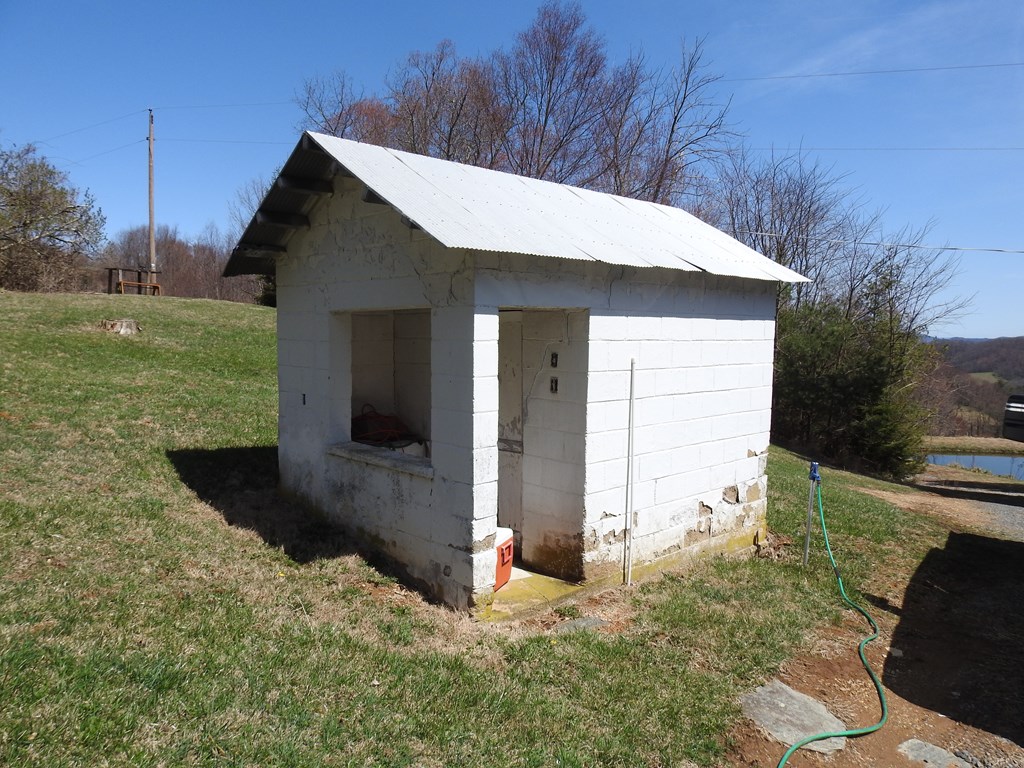 984 Cloverdale Lane Property Photo 32
