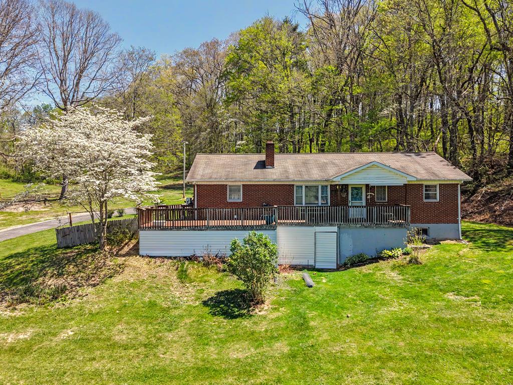 104 Frost Ln Property Photo 1