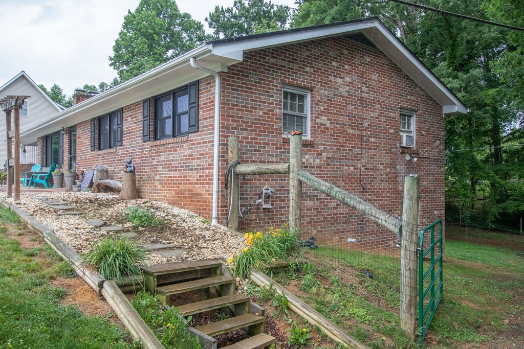 19201 Moulin St Property Photo 19