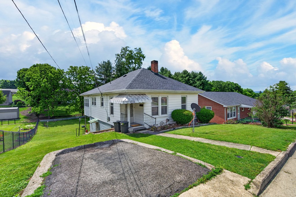1025 W North Property Photo 3