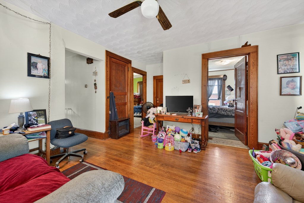 1025 W North Property Photo 4