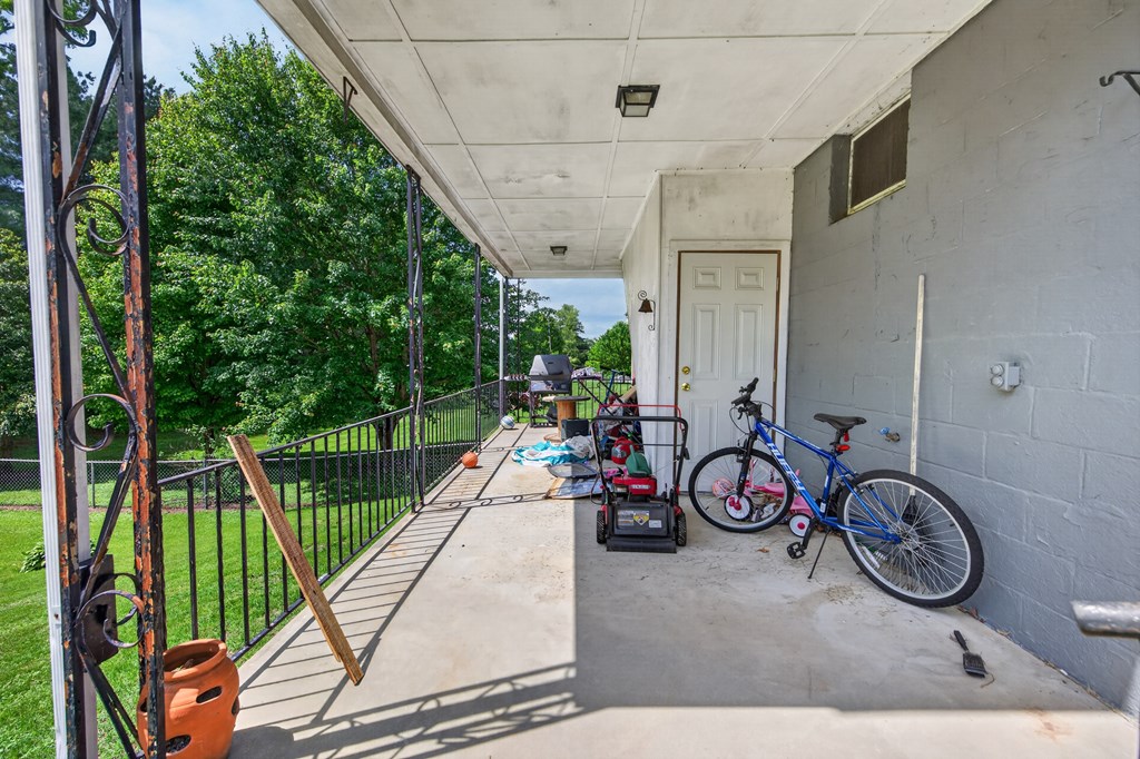 1025 W North Property Photo 27