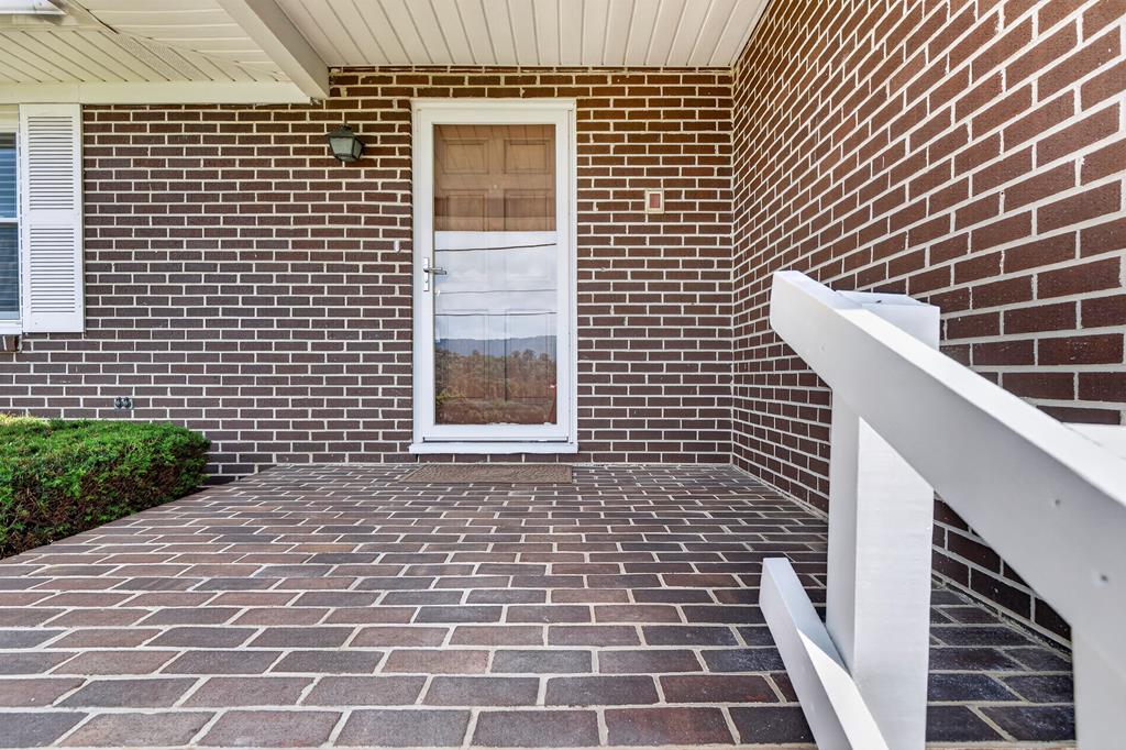235 Windmere Ln Property Photo 7