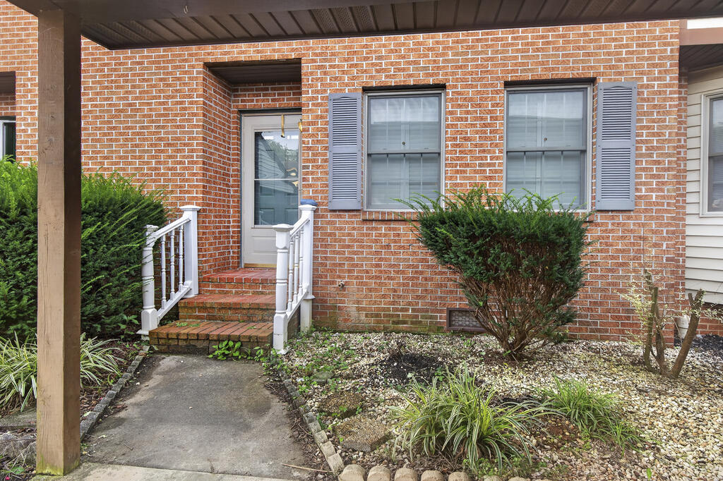 806 Crosscreek Dr Property Photo 1