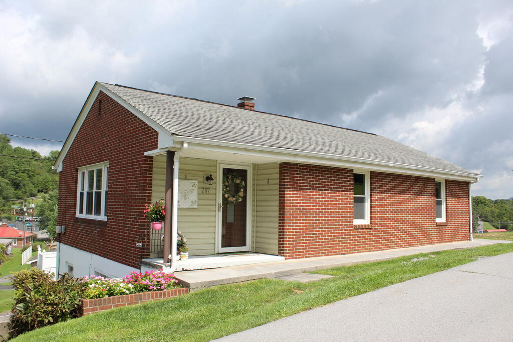 207 Steeles Ln Property Photo 1