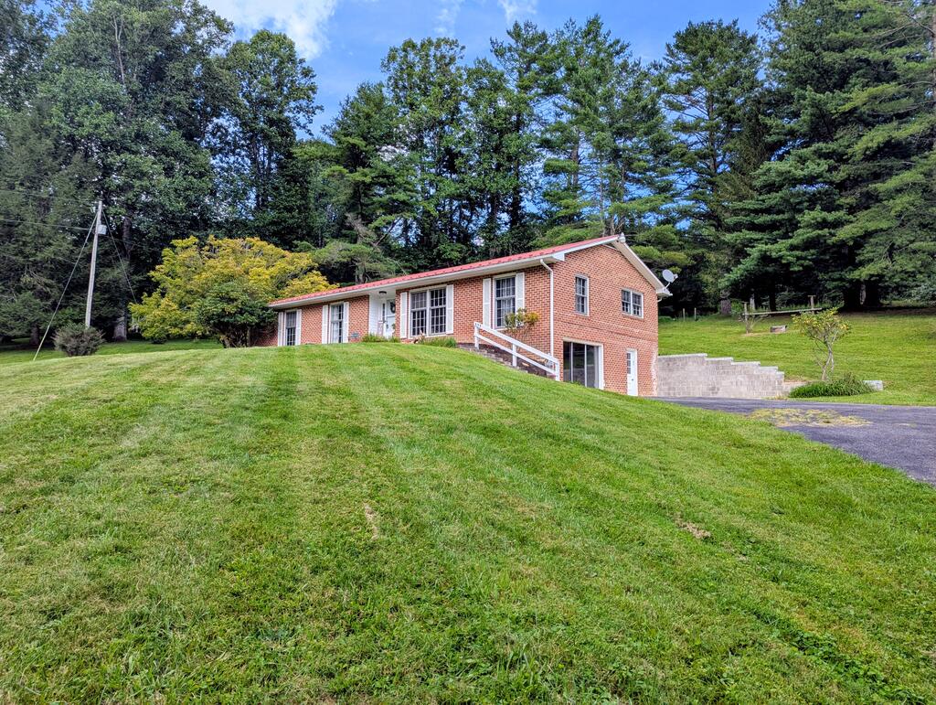 633 Parkway Ln S Property Photo 1