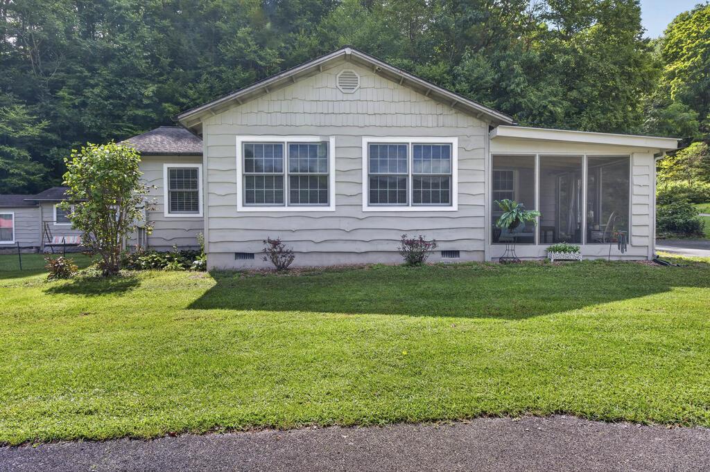 20483 Azen Road Property Photo 1