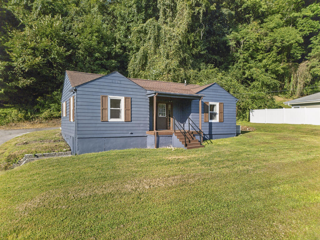 1169 Valley Dr Property Photo 1
