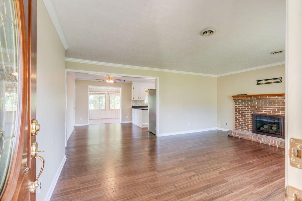 551 Meadowcrest Dr. Property Photo 4