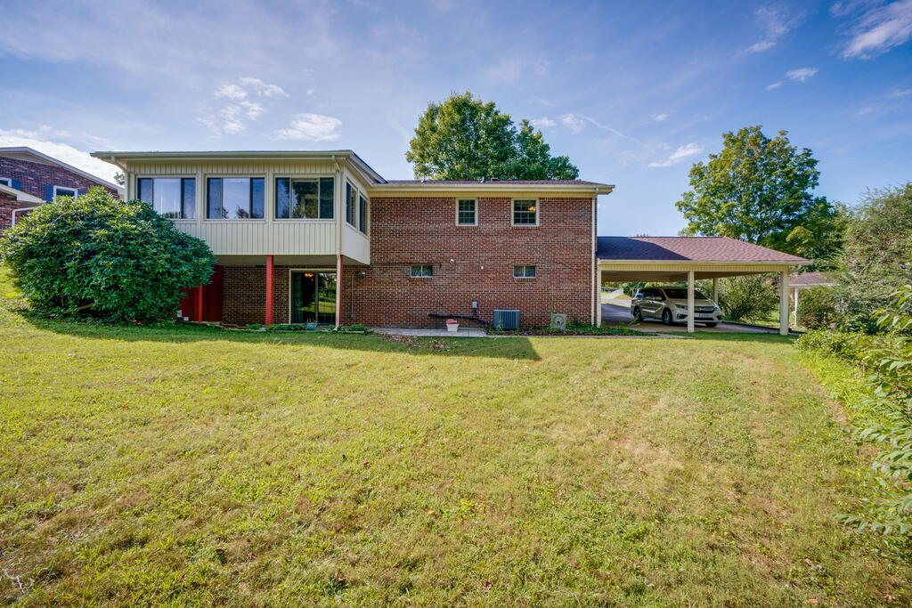 551 Meadowcrest Dr. Property Photo 27