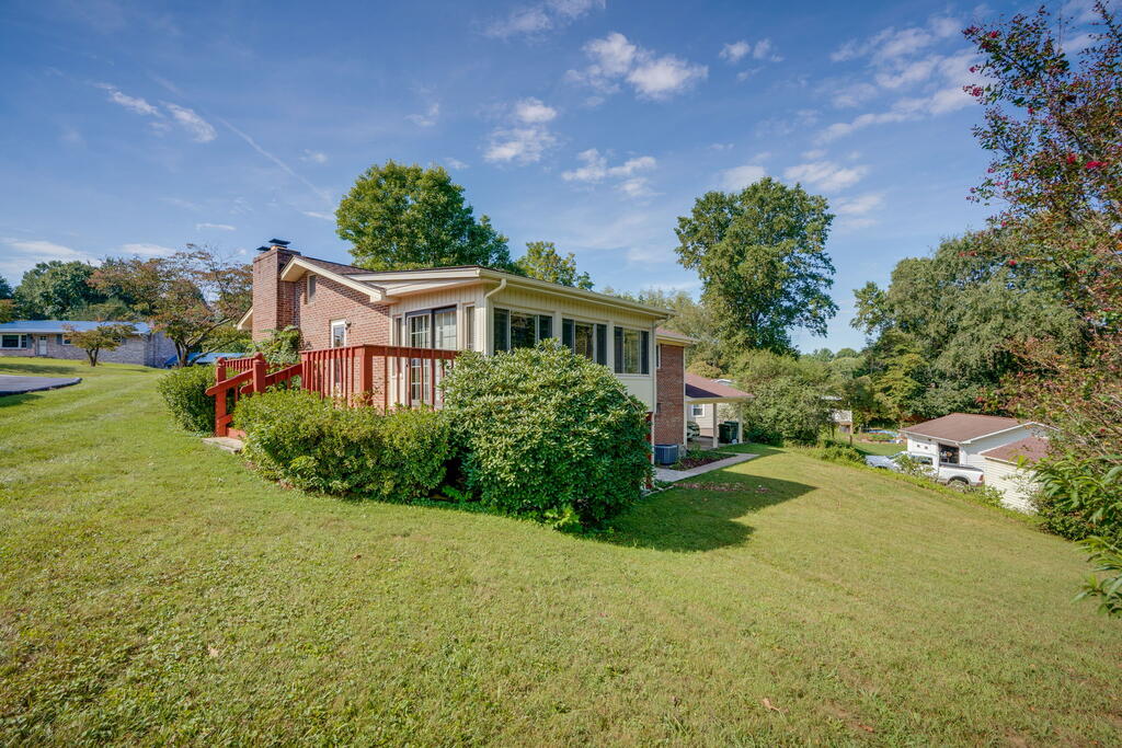 551 Meadowcrest Dr. Property Photo 28