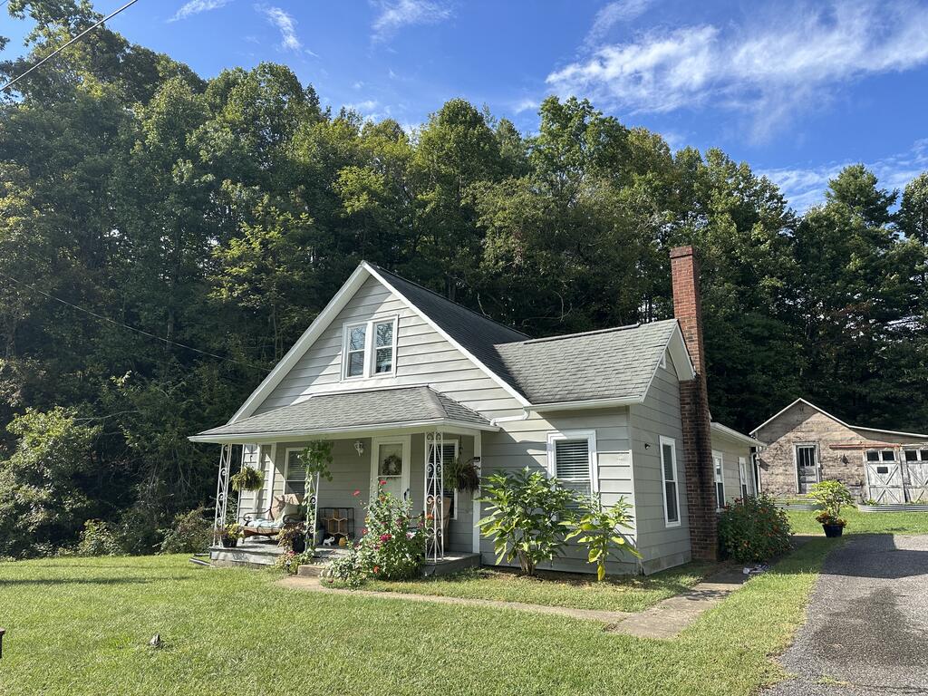 8699 Pipers Gap Rd Property Photo 1