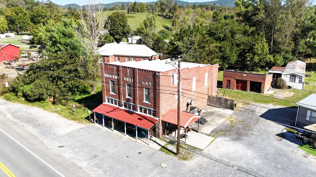 1027 Lee Highway Property Photo 3