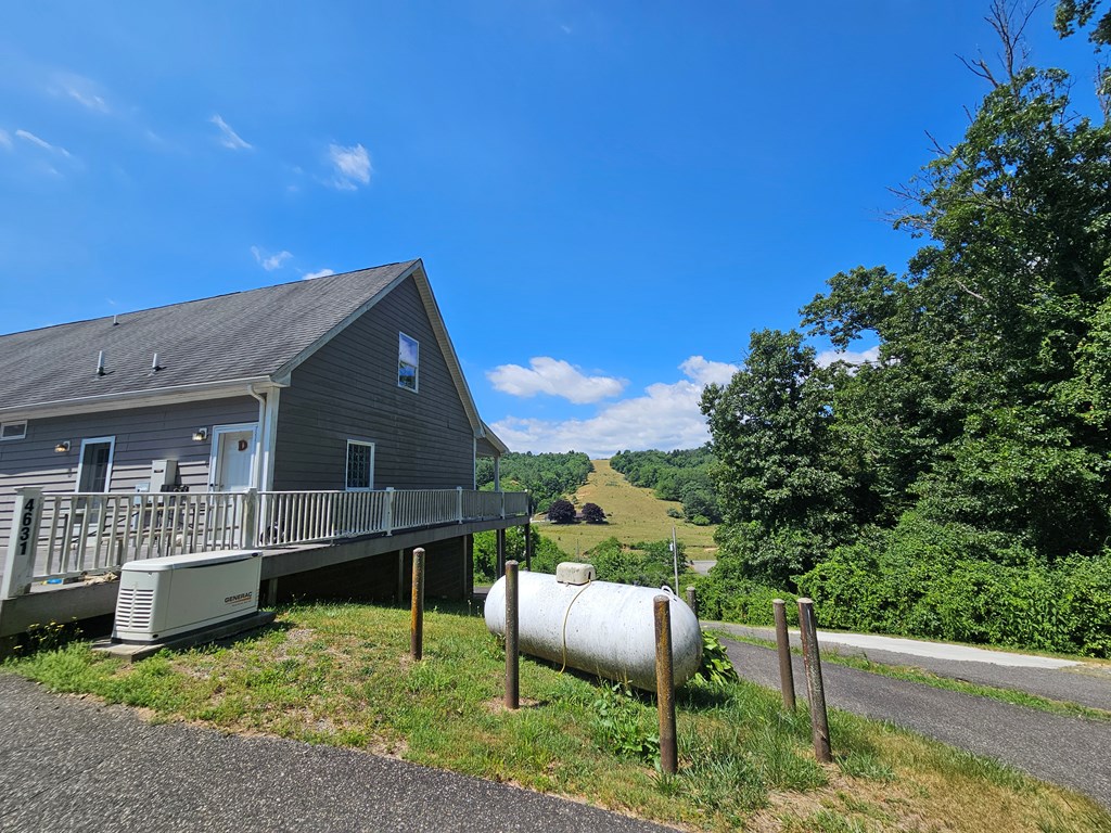 4631 Meadow Creek Rd Property Photo 8