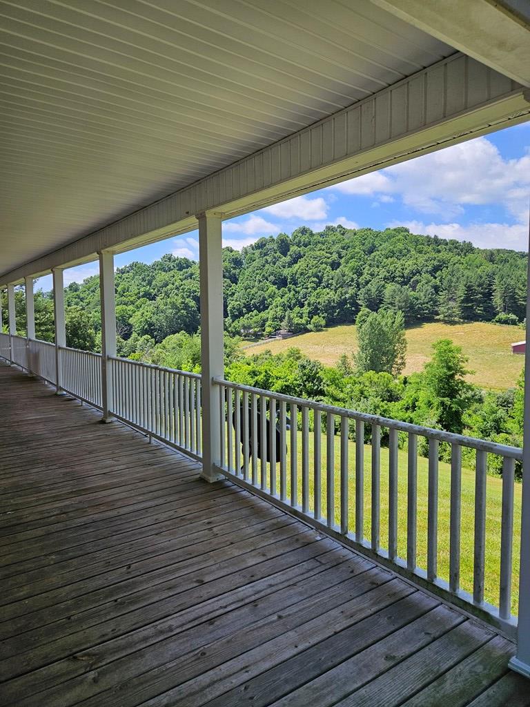 4631 Meadow Creek Rd Property Photo 18