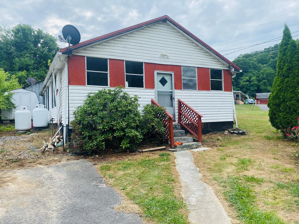 121 Golden Rd Property Photo