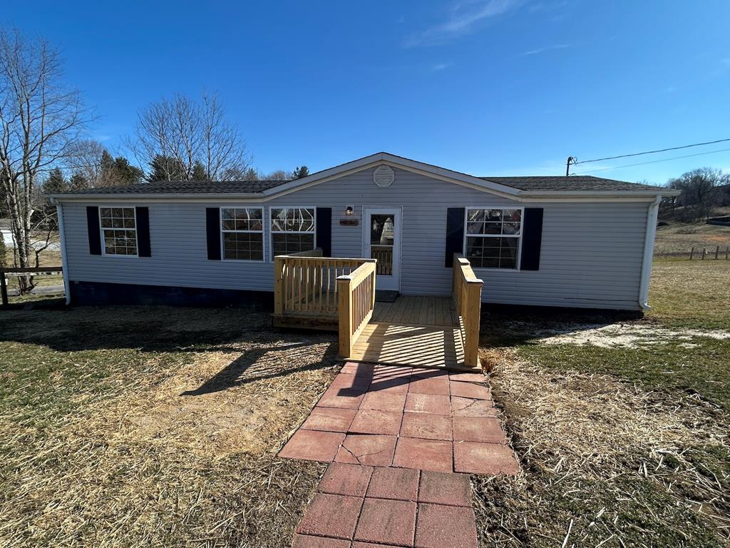 215 Maple Ave Property Photo