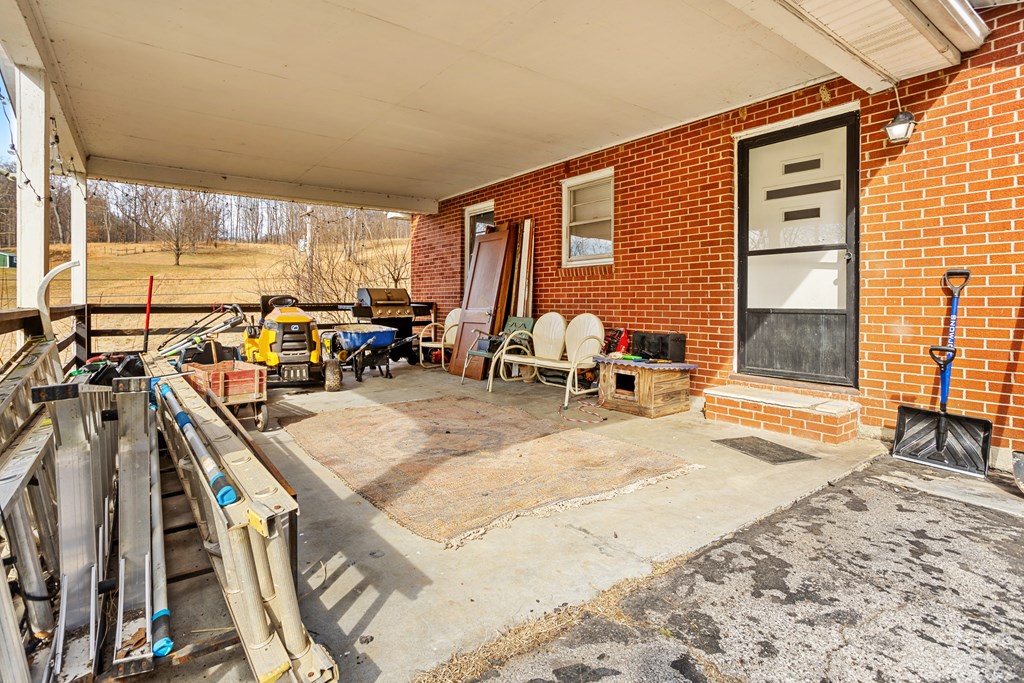 28585 Smyth Chapel Rd Property Photo 4