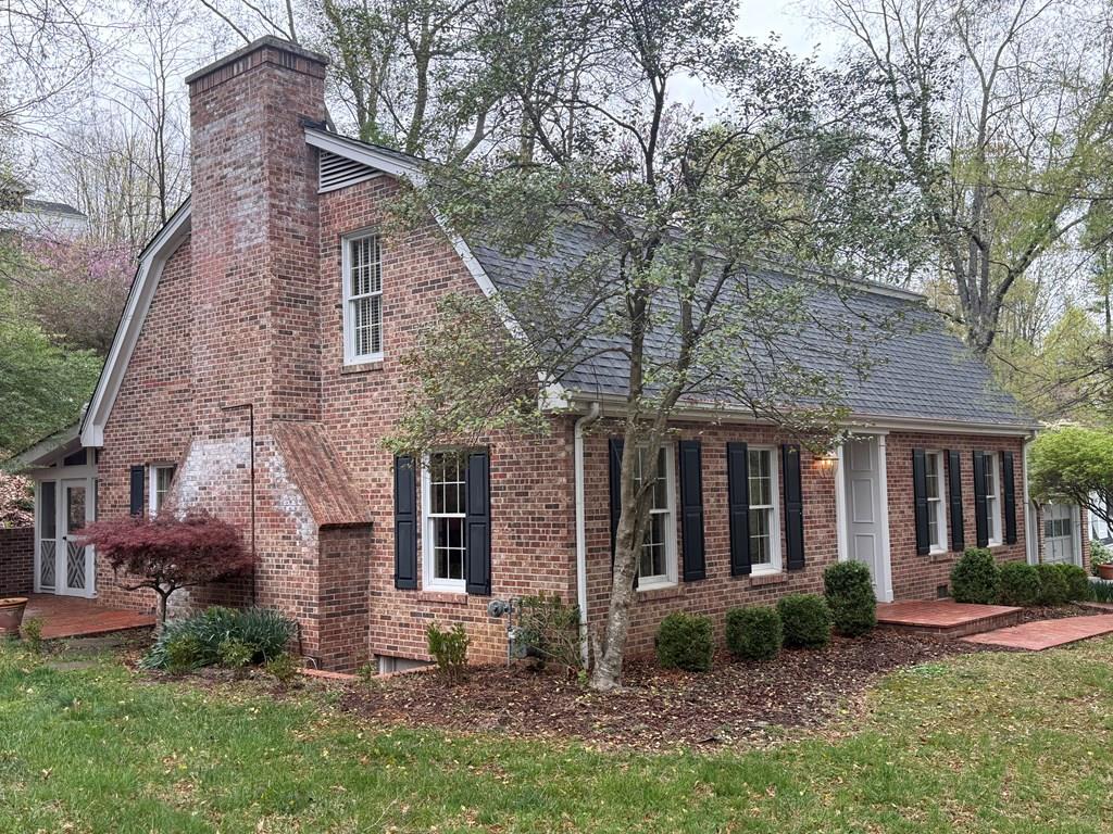 131 Ne Hillside Drive Property Photo 1