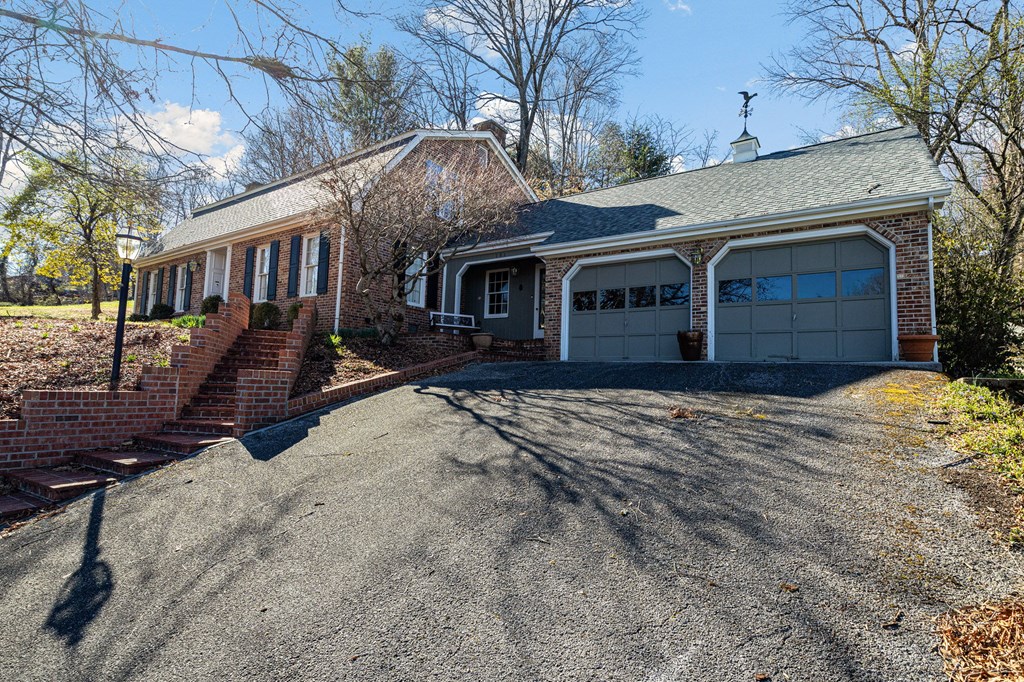 131 Ne Hillside Drive Property Photo 3
