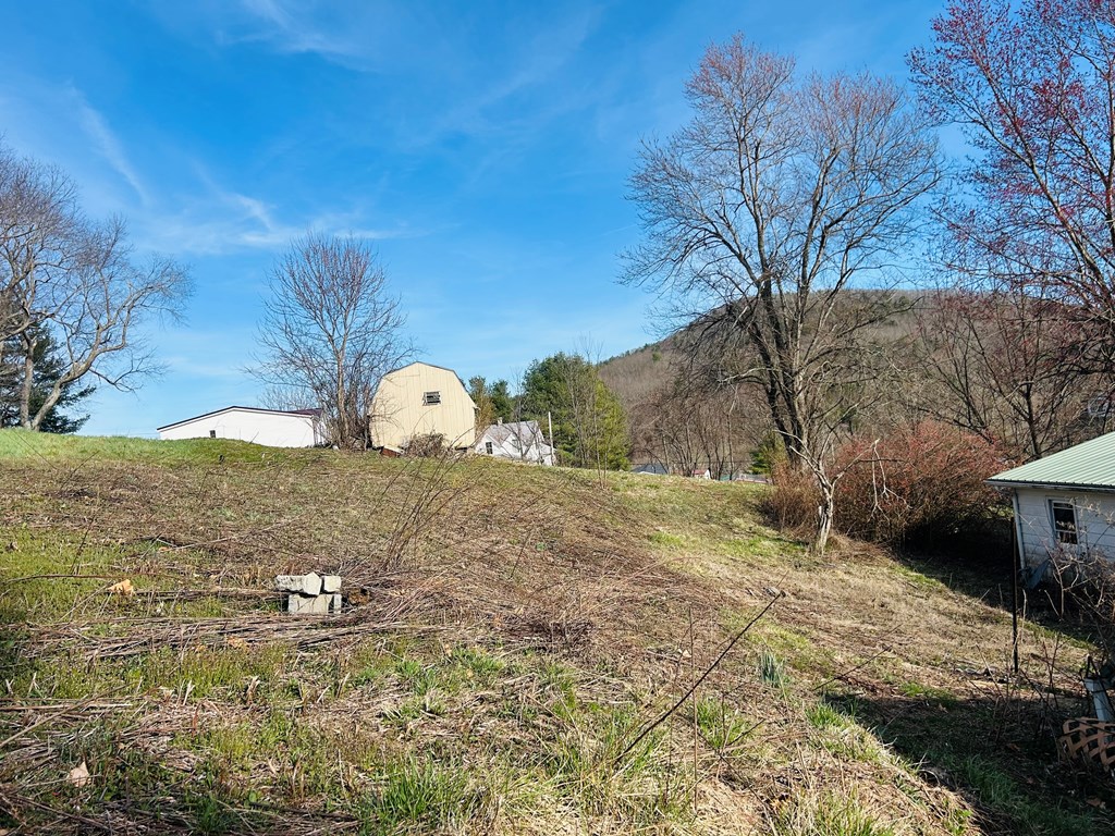 231 Grove St Property Photo 5