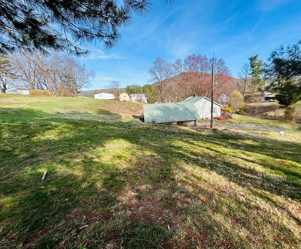 231 Grove St Property Photo 6