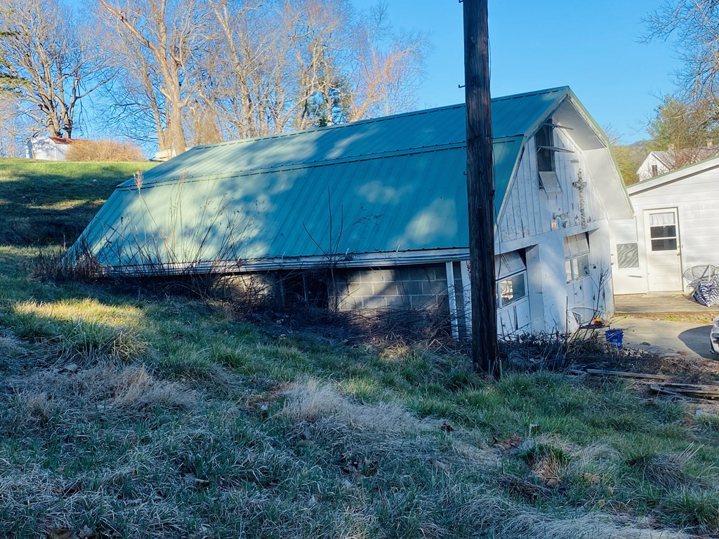 231 Grove St Property Photo 8